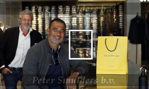 Amsterdam 20 april 2020
Ruud Gullit aan het winkelen bij the society shop .