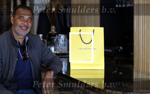 Amsterdam 20 april 2020
Ruud Gullit aan het winkelen bij the society shop .