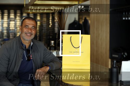 Amsterdam 20 april 2020
Ruud Gullit aan het winkelen bij the society shop .