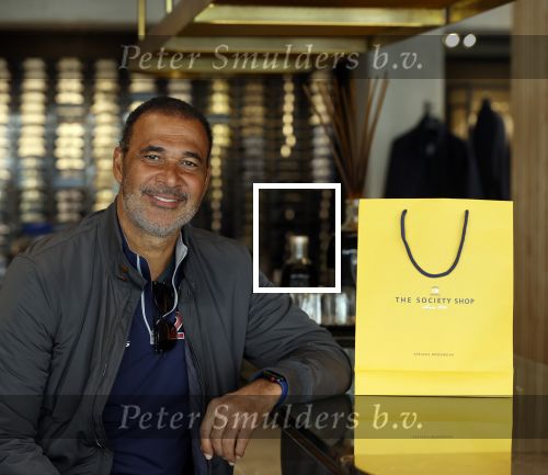 Amsterdam 20 april 2020
Ruud Gullit aan het winkelen bij the society shop .