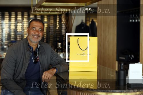 Amsterdam 20 april 2020
Ruud Gullit aan het winkelen bij the society shop .