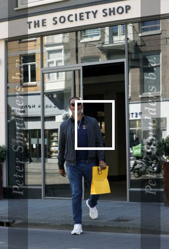 Amsterdam 20 april 2020
Ruud Gullit aan het winkelen bij the society shop .