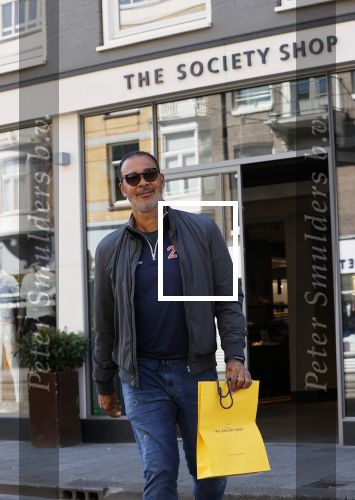Amsterdam 20 april 2020
Ruud Gullit aan het winkelen bij the society shop .