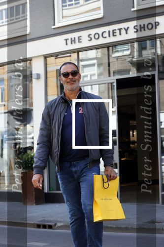 Amsterdam 20 april 2020
Ruud Gullit aan het winkelen bij the society shop .