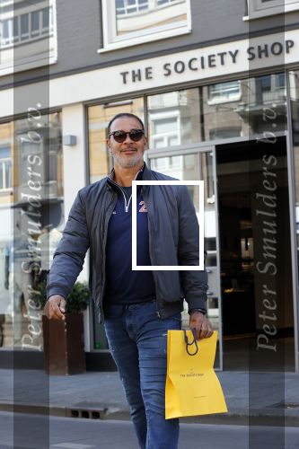 Amsterdam 20 april 2020
Ruud Gullit aan het winkelen bij the society shop .