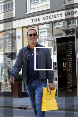 Amsterdam 20 april 2020
Ruud Gullit aan het winkelen bij the society shop .