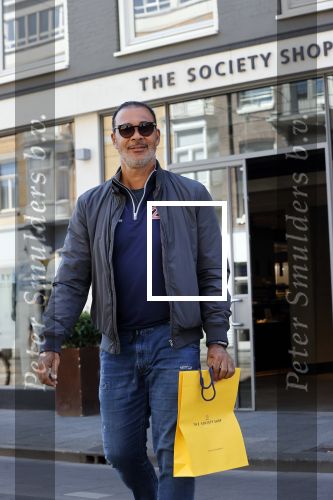 Amsterdam 20 april 2020
Ruud Gullit aan het winkelen bij the society shop .