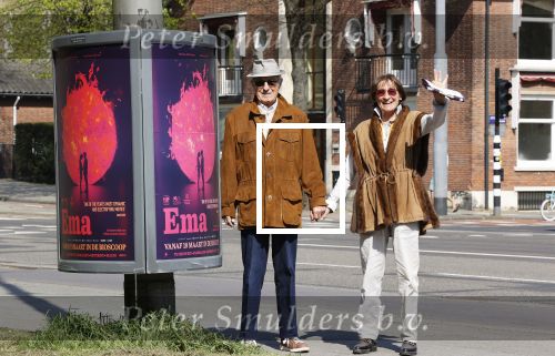 Amsterdam 16 april 2020
Theo Heuft met zijn partner op straat in Amsterdam.