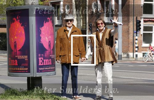 Amsterdam 16 april 2020
Theo Heuft met zijn partner op straat in Amsterdam.