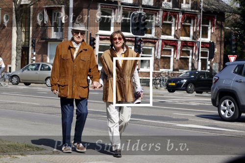Amsterdam 16 april 2020
Theo Heuft met zijn partner op straat in Amsterdam.