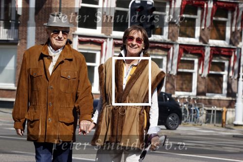 Amsterdam 16 april 2020
Theo Heuft met zijn partner op straat in Amsterdam.