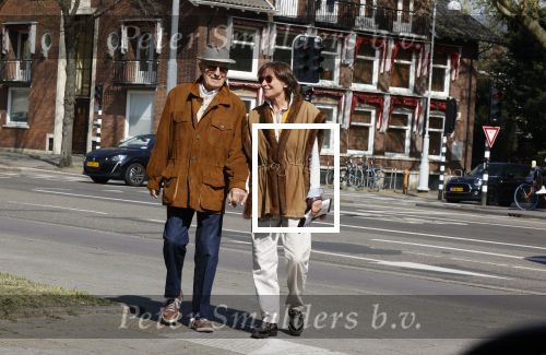 Amsterdam 16 april 2020
Theo Heuft met zijn partner op straat in Amsterdam.