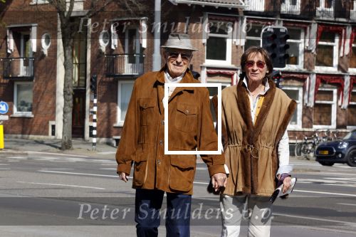 Amsterdam 16 april 2020
Theo Heuft met zijn partner op straat in Amsterdam.