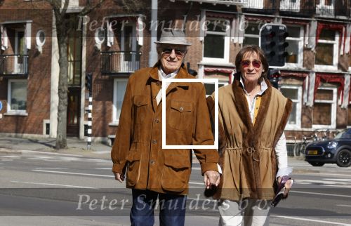 Amsterdam 16 april 2020
Theo Heuft met zijn partner op straat in Amsterdam.