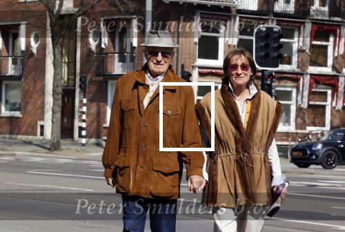 Amsterdam 16 april 2020
Theo Heuft met zijn partner op straat in Amsterdam.