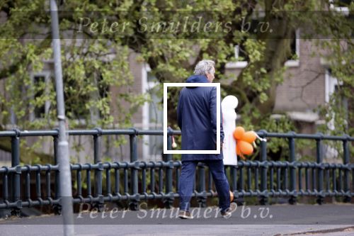 Amsterdam 28 april 2020
Tom Egbers aan het wandelen