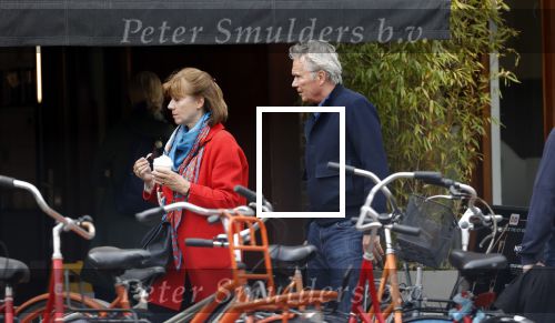 Amsterdam 25 april 2020
Tom Egbers en zijn  vrouw Janke Dekker halen samen een ijsje op de beethovenstraat