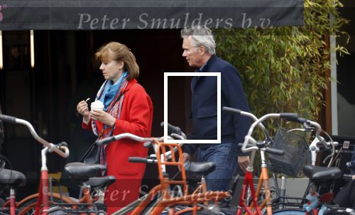 Amsterdam 25 april 2020
Tom Egbers en zijn  vrouw Janke Dekker halen samen een ijsje op de beethovenstraat