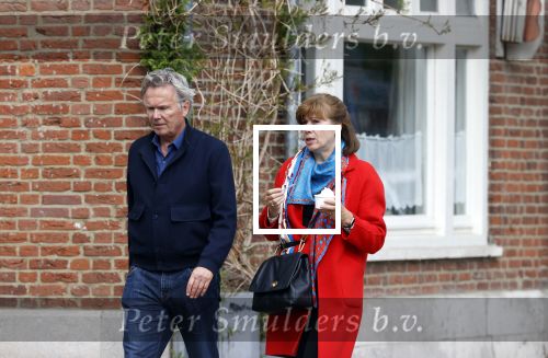 Amsterdam 25 april 2020
Tom Egbers en zijn  vrouw Janke Dekker halen samen een ijsje op de beethovenstraat
