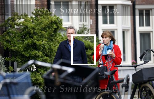 Amsterdam 25 april 2020
Tom Egbers en zijn  vrouw Janke Dekker halen samen een ijsje op de beethovenstraat