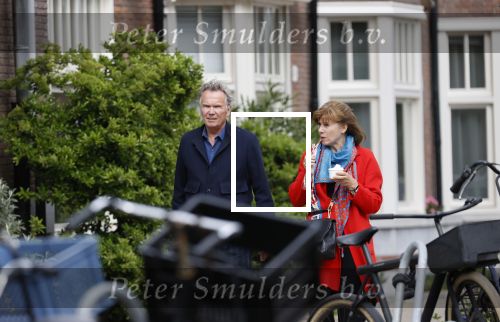 Amsterdam 25 april 2020
Tom Egbers en zijn  vrouw Janke Dekker halen samen een ijsje op de beethovenstraat