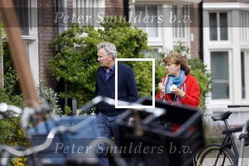 Amsterdam 25 april 2020
Tom Egbers en zijn  vrouw Janke Dekker halen samen een ijsje op de beethovenstraat