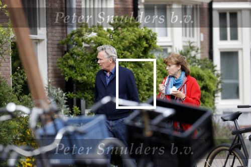 Amsterdam 25 april 2020
Tom Egbers en zijn  vrouw Janke Dekker halen samen een ijsje op de beethovenstraat