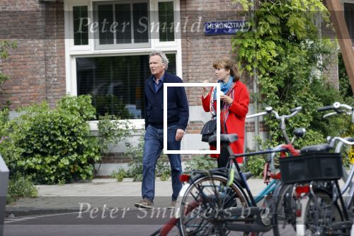 Amsterdam 25 april 2020
Tom Egbers en zijn  vrouw Janke Dekker halen samen een ijsje op de beethovenstraat
