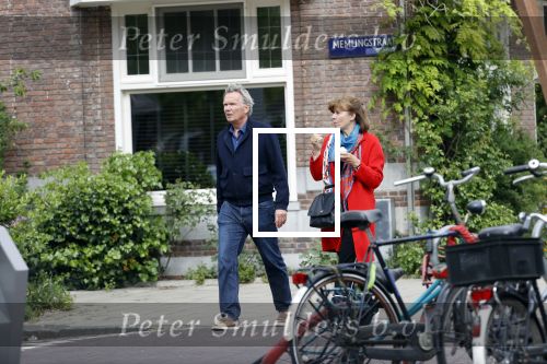 Amsterdam 25 april 2020
Tom Egbers en zijn  vrouw Janke Dekker halen samen een ijsje op de beethovenstraat