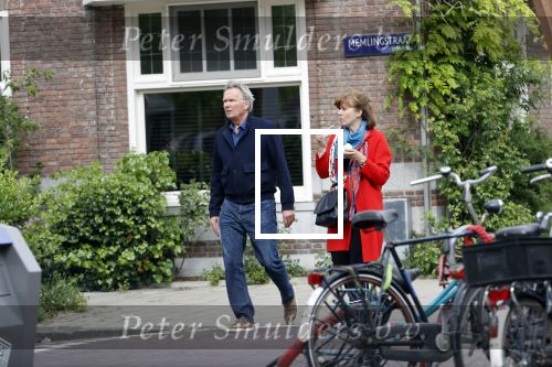 Amsterdam 25 april 2020
Tom Egbers en zijn  vrouw Janke Dekker halen samen een ijsje op de beethovenstraat