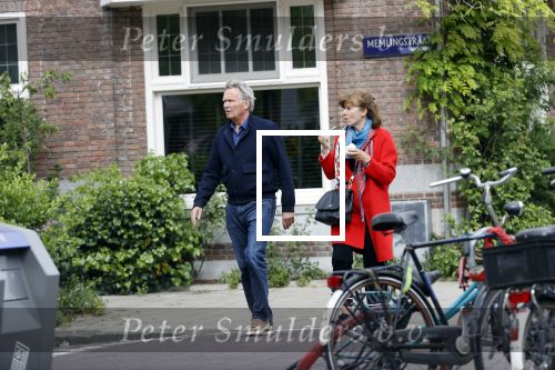Amsterdam 25 april 2020
Tom Egbers en zijn  vrouw Janke Dekker halen samen een ijsje op de beethovenstraat