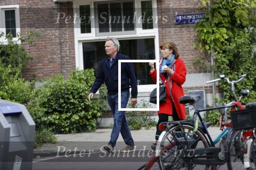 Amsterdam 25 april 2020
Tom Egbers en zijn  vrouw Janke Dekker halen samen een ijsje op de beethovenstraat
