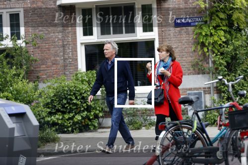 Amsterdam 25 april 2020
Tom Egbers en zijn  vrouw Janke Dekker halen samen een ijsje op de beethovenstraat