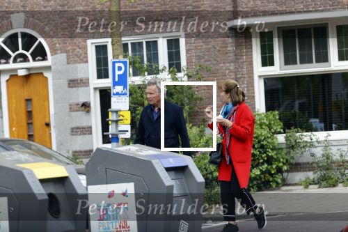 Amsterdam 25 april 2020
Tom Egbers en zijn  vrouw Janke Dekker halen samen een ijsje op de beethovenstraat