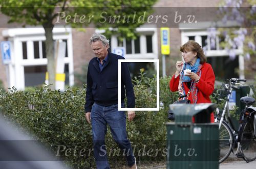 Amsterdam 25 april 2020
Tom Egbers en zijn  vrouw Janke Dekker halen samen een ijsje op de beethovenstraat