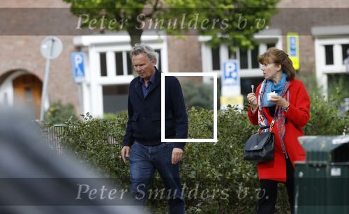 Amsterdam 25 april 2020
Tom Egbers en zijn  vrouw Janke Dekker halen samen een ijsje op de beethovenstraat