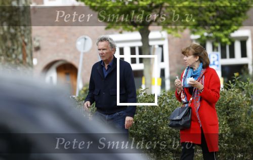 Amsterdam 25 april 2020
Tom Egbers en zijn  vrouw Janke Dekker halen samen een ijsje op de beethovenstraat