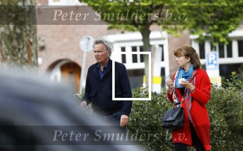 Amsterdam 25 april 2020
Tom Egbers en zijn  vrouw Janke Dekker halen samen een ijsje op de beethovenstraat