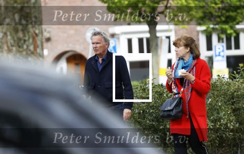 Amsterdam 25 april 2020
Tom Egbers en zijn  vrouw Janke Dekker halen samen een ijsje op de beethovenstraat