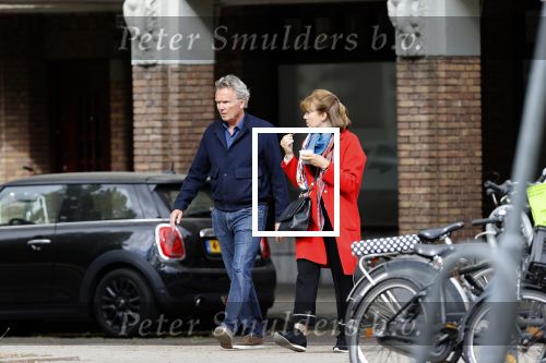 Amsterdam 25 april 2020
Tom Egbers en zijn  vrouw Janke Dekker halen samen een ijsje op de beethovenstraat