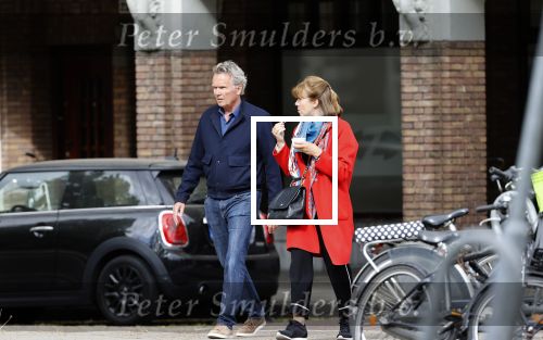 Amsterdam 25 april 2020
Tom Egbers en zijn  vrouw Janke Dekker halen samen een ijsje op de beethovenstraat