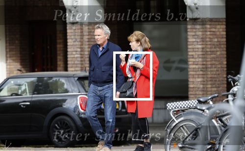 Amsterdam 25 april 2020
Tom Egbers en zijn  vrouw Janke Dekker halen samen een ijsje op de beethovenstraat