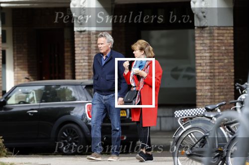Amsterdam 25 april 2020
Tom Egbers en zijn  vrouw Janke Dekker halen samen een ijsje op de beethovenstraat