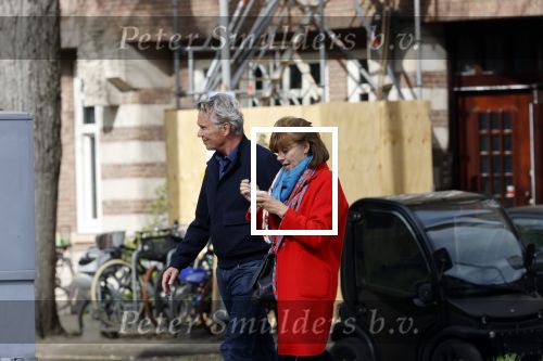 Amsterdam 25 april 2020
Tom Egbers en zijn  vrouw Janke Dekker halen samen een ijsje op de beethovenstraat