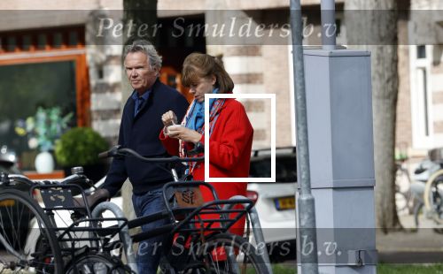 Amsterdam 25 april 2020
Tom Egbers en zijn  vrouw Janke Dekker halen samen een ijsje op de beethovenstraat