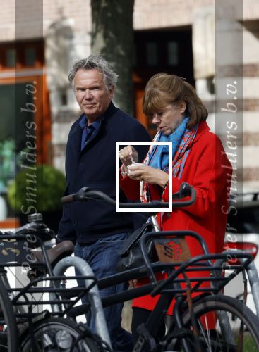 Amsterdam 25 april 2020
Tom Egbers en zijn  vrouw Janke Dekker halen samen een ijsje op de beethovenstraat