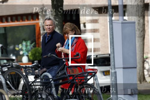 Amsterdam 25 april 2020
Tom Egbers en zijn  vrouw Janke Dekker halen samen een ijsje op de beethovenstraat
