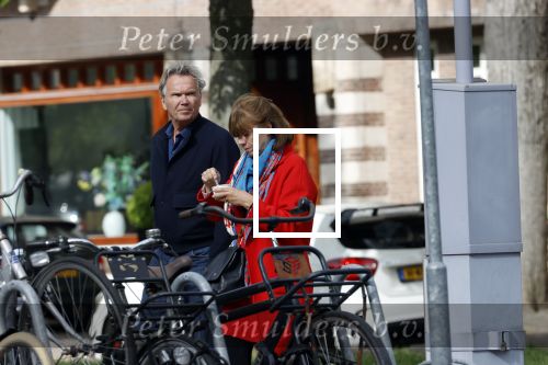 Amsterdam 25 april 2020
Tom Egbers en zijn  vrouw Janke Dekker halen samen een ijsje op de beethovenstraat