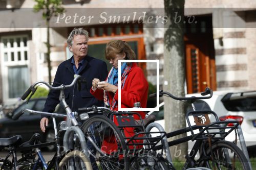 Amsterdam 25 april 2020
Tom Egbers en zijn  vrouw Janke Dekker halen samen een ijsje op de beethovenstraat