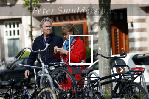 Amsterdam 25 april 2020
Tom Egbers en zijn  vrouw Janke Dekker halen samen een ijsje op de beethovenstraat